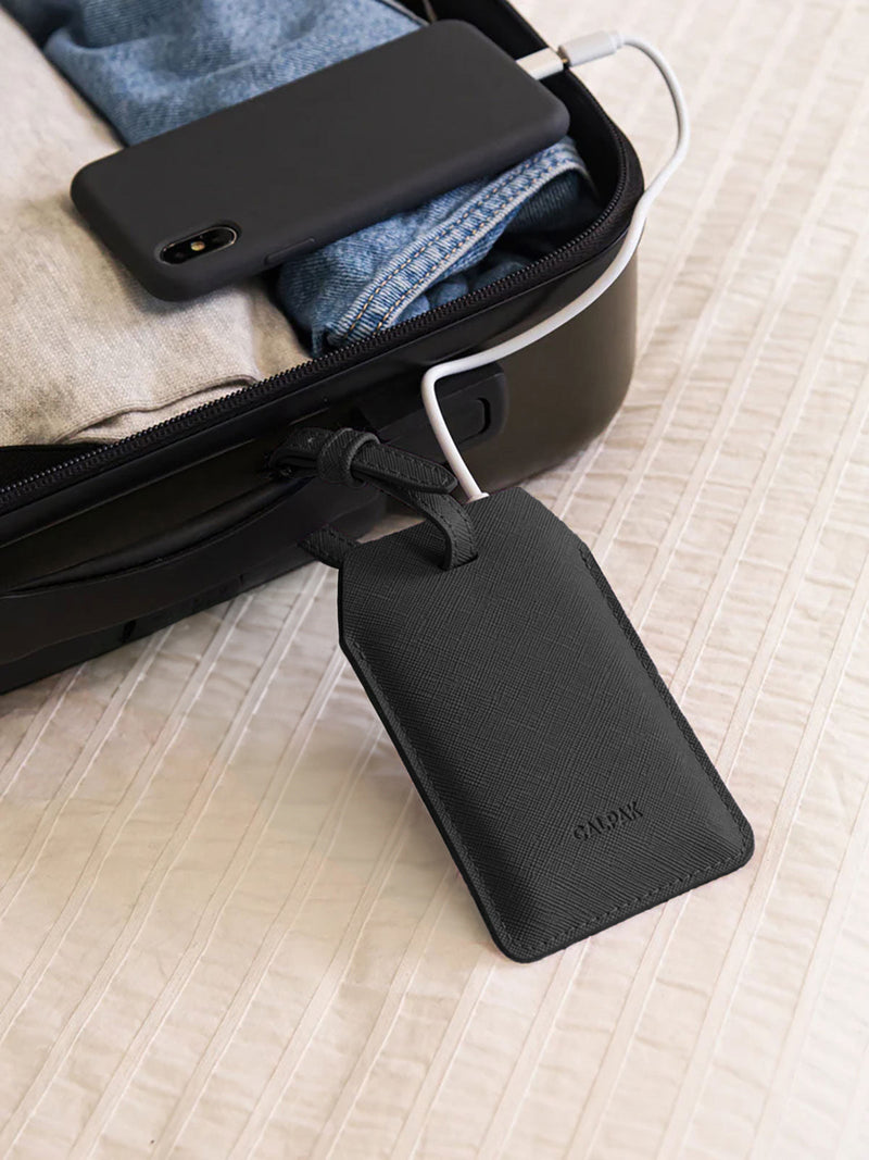 PORTABLE-LUGGAGE-TAG-CHARGER-BLACK-LIFESTYLE1_cf9aa572-267d-44d4-95f5-94a67da5d04f.jpg