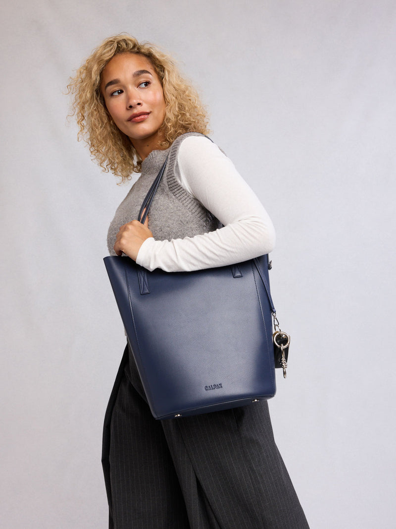 WEB_HAVEN-14-INCH-LAPTOP-BUCKET-BAG_NAVY_1.jpg